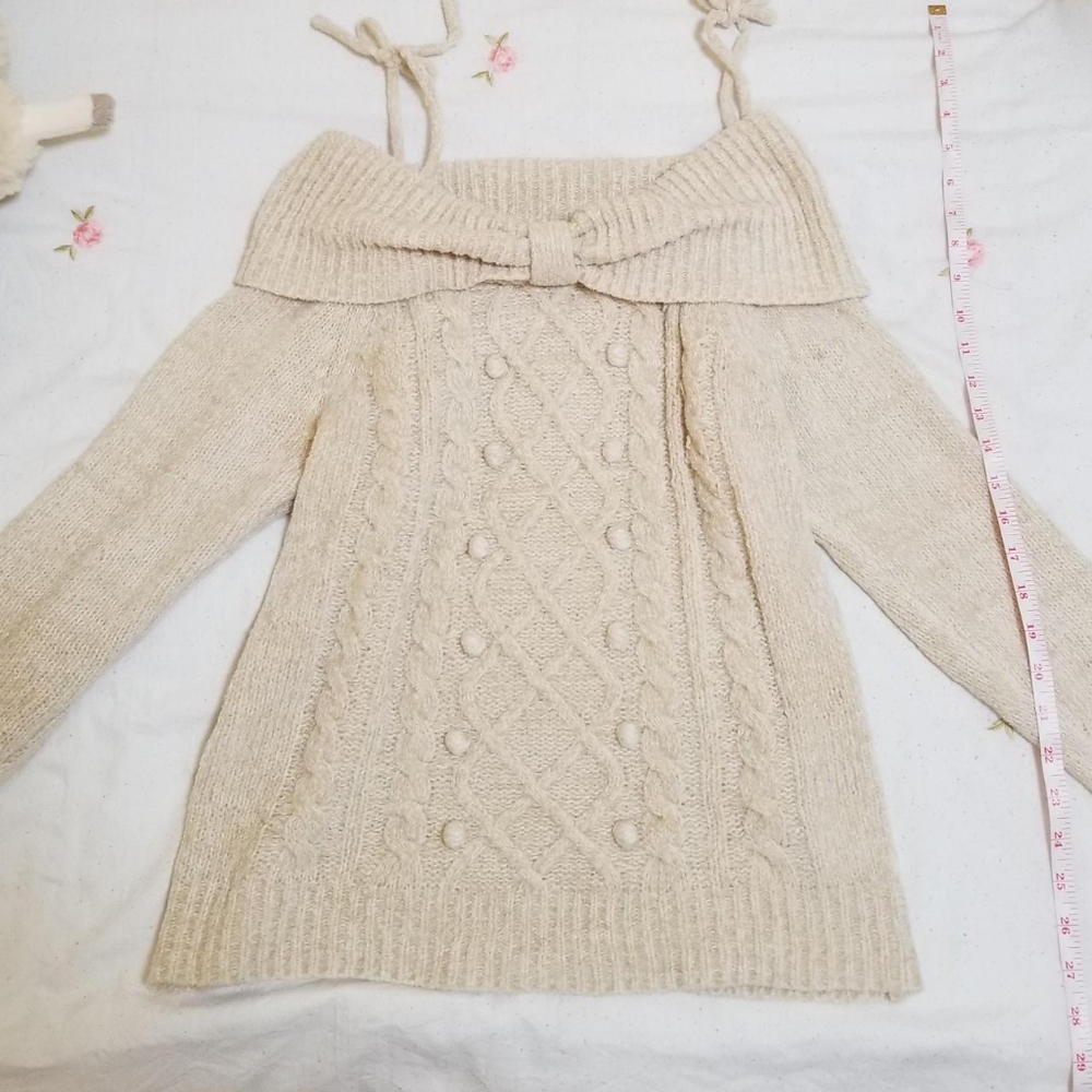 ON HOLD. Penderie Liz Lisa pom pom off the shoulder sweater - Picture 2 of 5